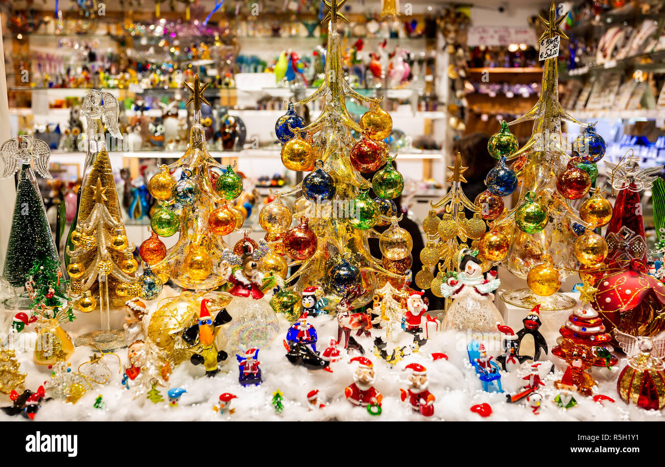 Buntes Glas Christbaumschmuck in Schaufenster in Venedig, Italien am 26. November 2018 Stockfoto