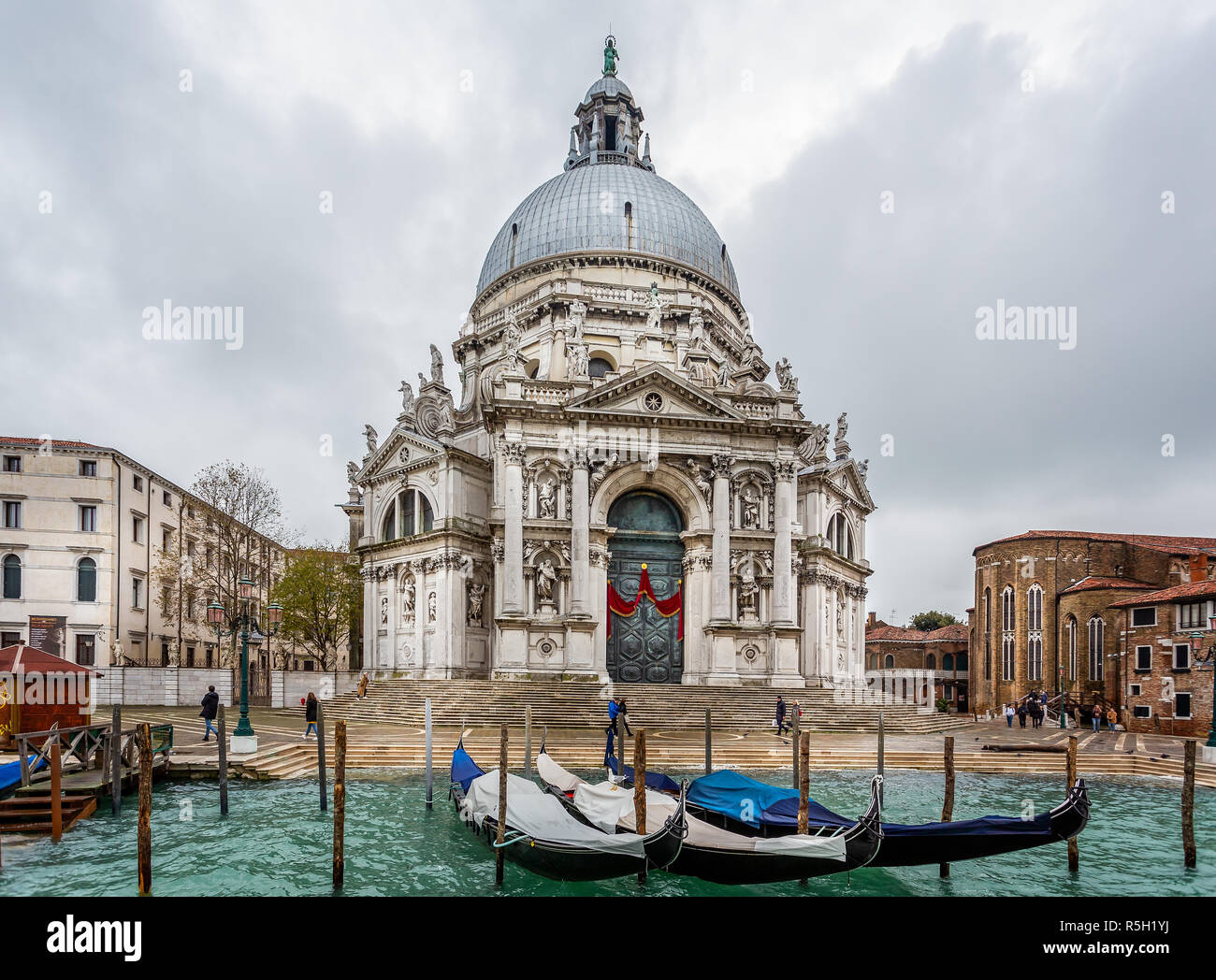 Santa Maria della Salute Kirche am Grand Canal in Venedig, Italien am 26. November 2018 Stockfoto