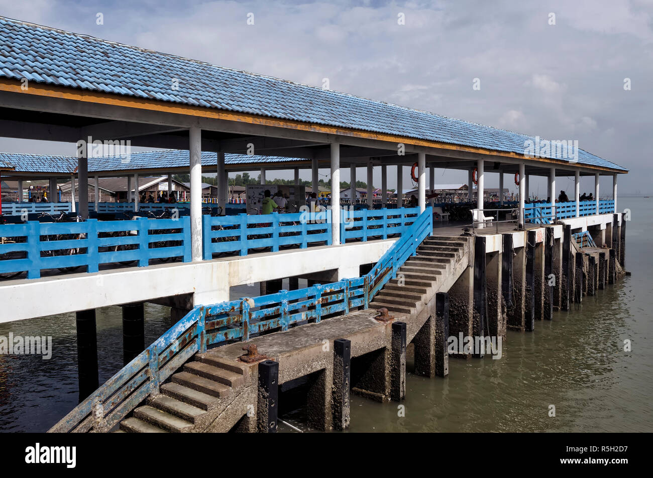 Bagan Sungai Lima Insel, Malaysia - 30. Dezember 2017: Der Steg von Kampung Bagan Sungai Lima, eine authentische chinesische Fischerdorf, Malaysia. - Stockfoto