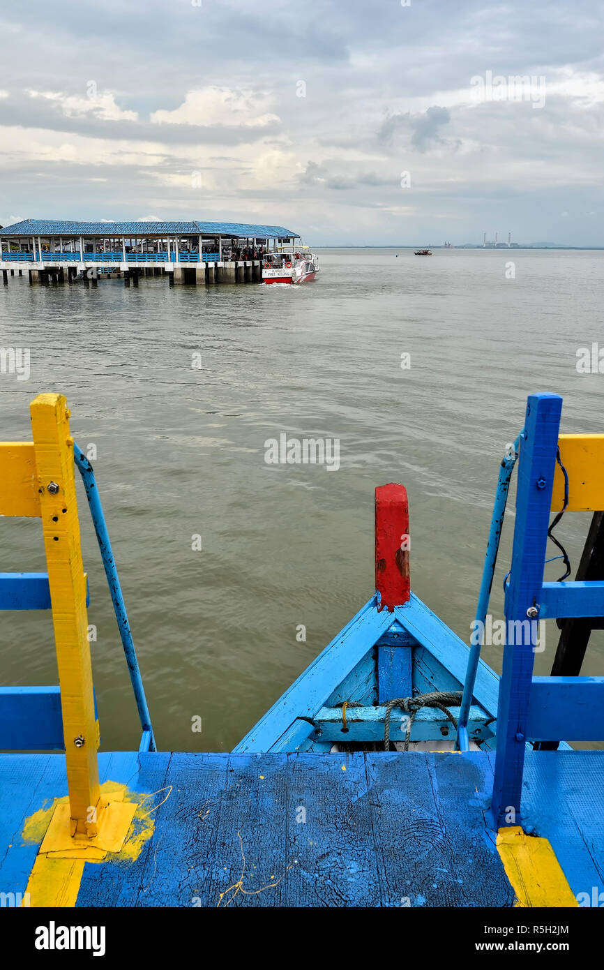 Bagan Sungai Lima Insel, Malaysia - 30. Dezember 2017: Der Steg von Kampung Bagan Sungai Lima, eine authentische chinesische Fischerdorf, Malaysia. - Stockfoto