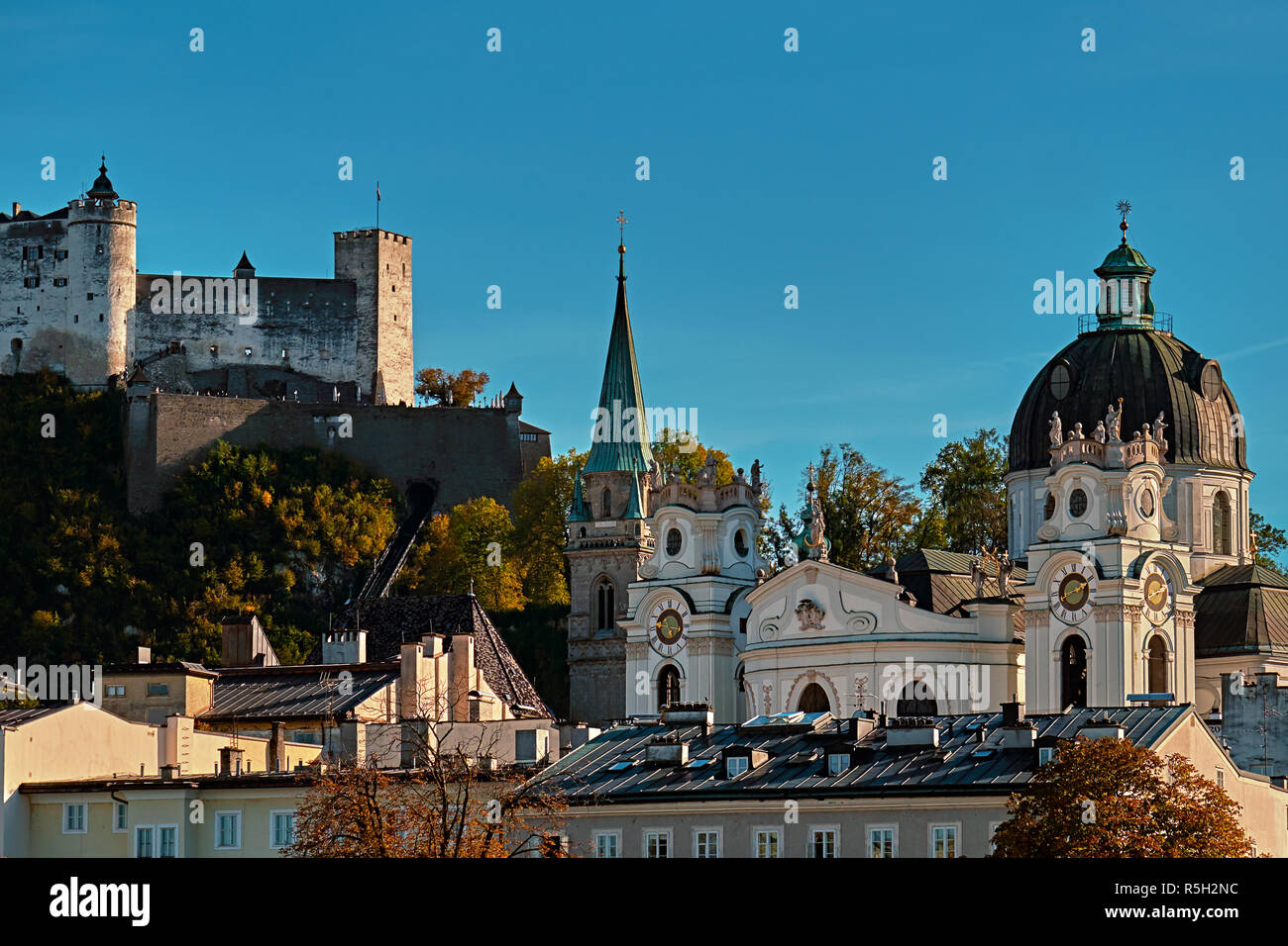 Schöne Aussicht auf die Skyline von Salzburg mit Festung Hohensalzburg im Sommer, Salzburg, Österreich. Stockfoto