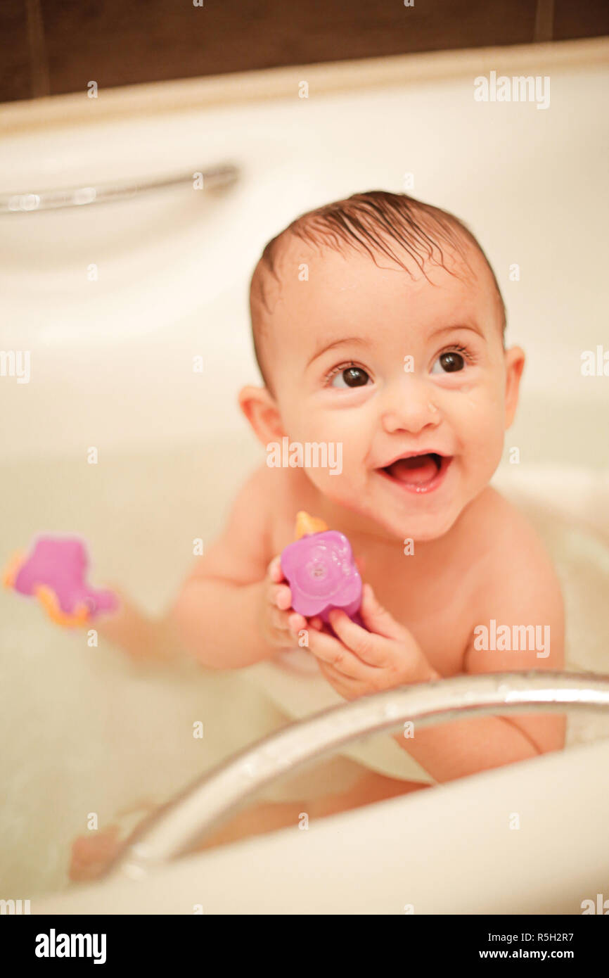 Wenig schöne Mädchen baden im Badezimmer mit Spielzeug Stockfoto ... Wenig schöne Mädchen baden im Badezimmer mit Spielzeug Stockfoto ...