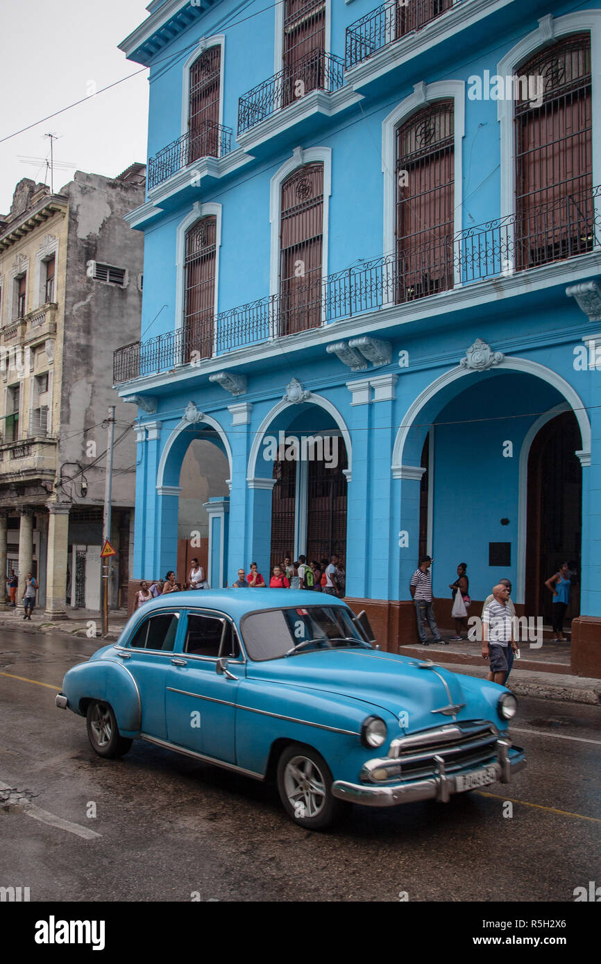 Classic Auto fährt eine Kubanische Straße Stockfoto