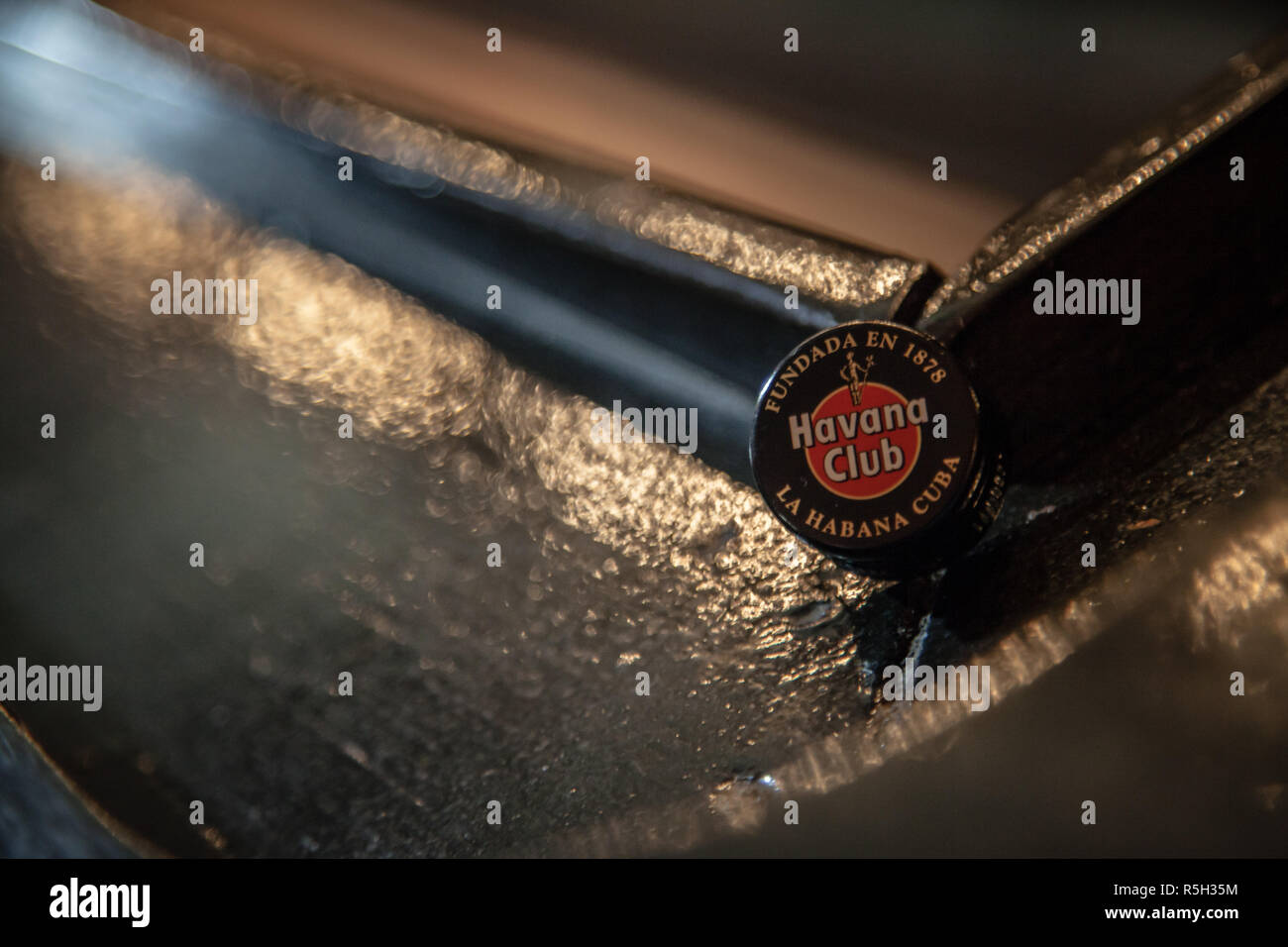 Havana Club Flasche oben auf der Leiste Stockfoto