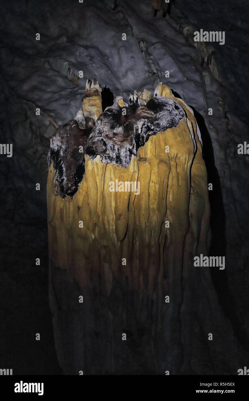 Felsformationen von grauen Kalkstein mit speleogens und rötlich Tropfsteine der beginnenden Stalaktiten in St. Paul's Underground River Cave. Puerto Princes Stockfoto