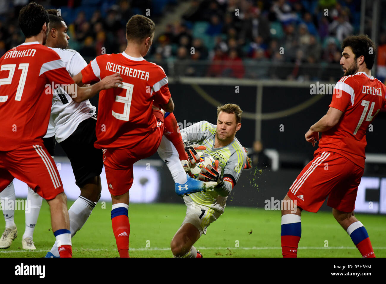 Leipzig, Deutschland - 15. November 2018. Deutschland Nationalmannschaft Torwart Manuel Neuer gegen russische Spieler Alexander Erokhin, römische Neustaed Stockfoto