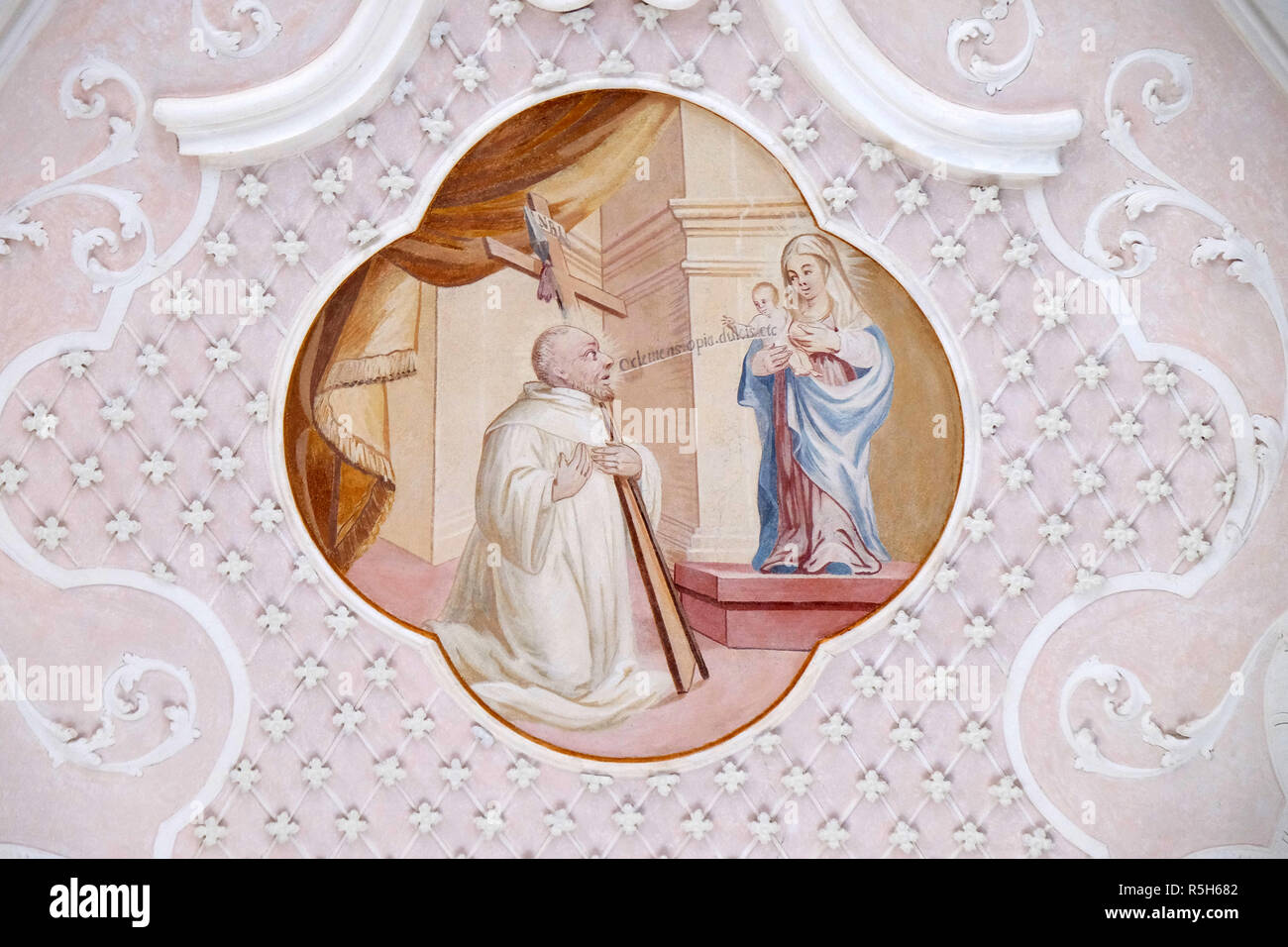 Deckenfresken mit Szenen aus dem Leben des Hl. Bernhard von Clairvaux von Johann Adam Remele in Bernard Hall, Zisterzienser Abtei von Bronbach in Reicholz Stockfoto