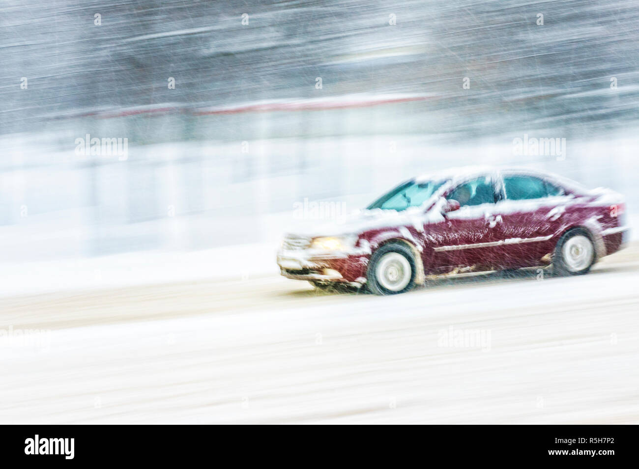 Fahren auf Schnee. Motion Blur im Auto in starker Schneefall in die City Road. Abstract blur Winter Wetter Hintergrund Stockfoto