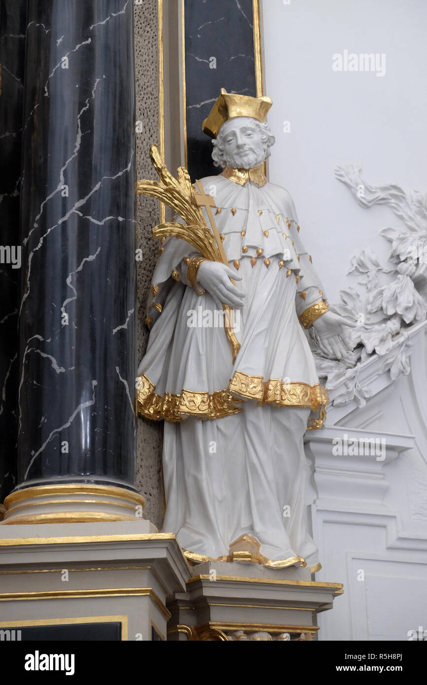 Der hl. Johannes Nepomuk Statue auf der Dean's Altar in Würzburg Dom St. Kilian, Bayern, Deutschland Stockfoto