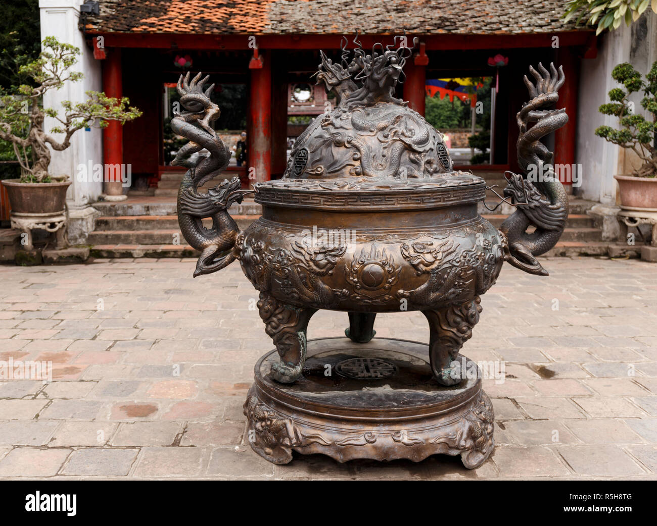 Ein Altar in der vierten Hof, den Tempel der Literatur, Quoc Tu Giam, Hanoi, Vietnam Stockfoto