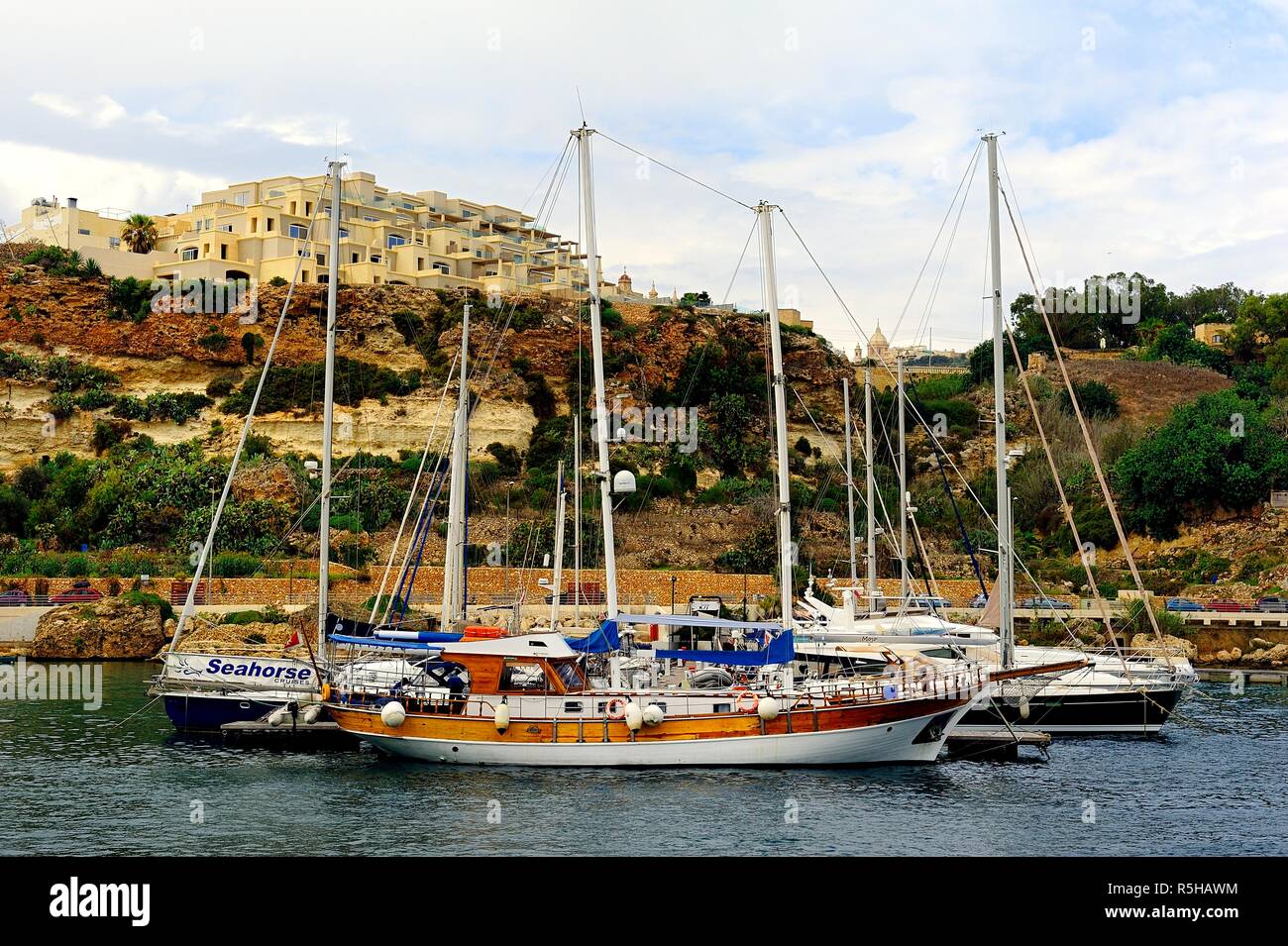 Hafen von Mgarr, Gozo - 8. Oktober 2018: Sportboote im Hafen von Mgarr Stockfoto