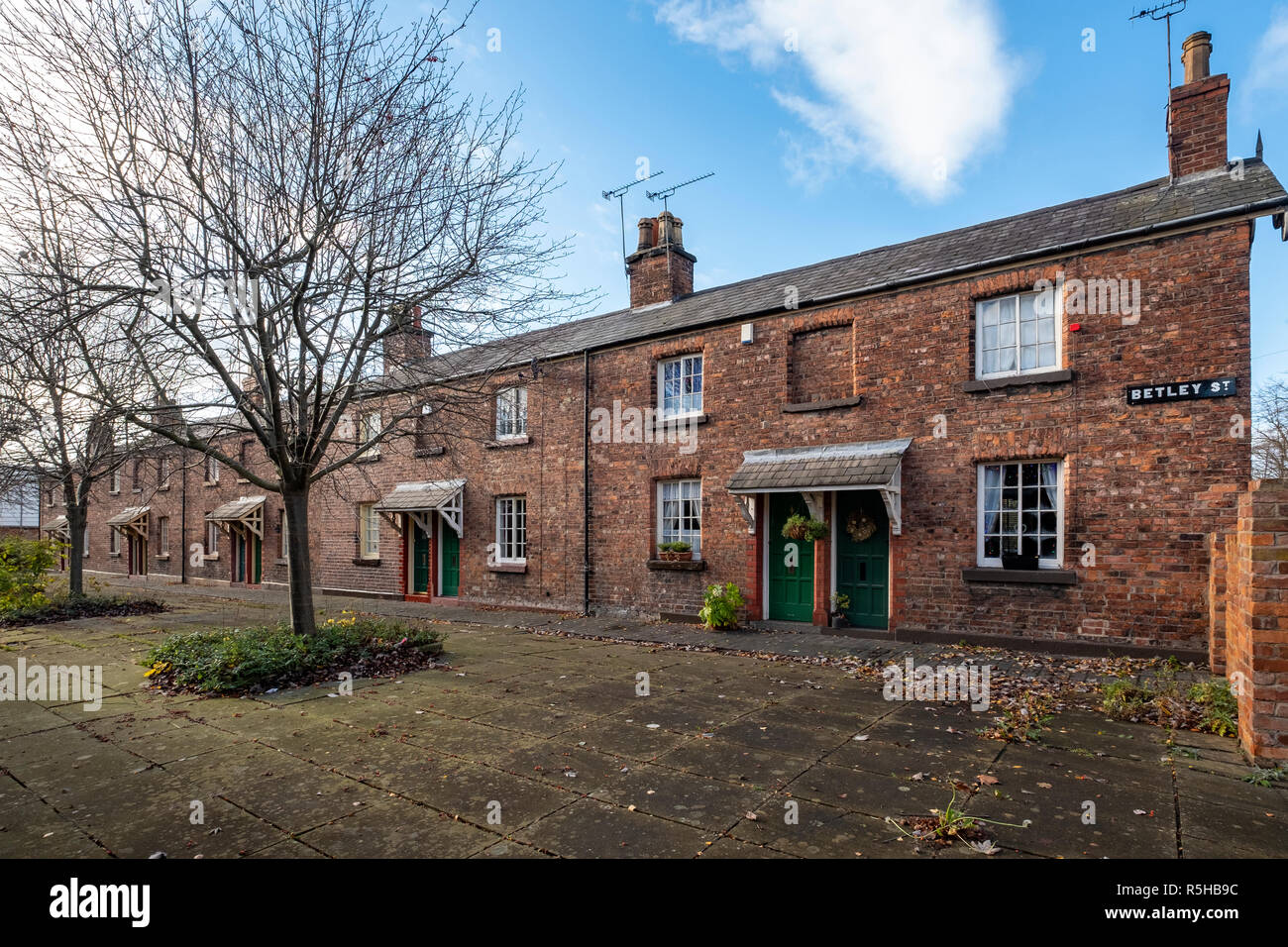 Betley Straße, eine Terrasse von zehn Bungalows entworfen von John Cunningham für die Grand Junction Railway in Crewe, Cheshire Vereinigtes Königreich Stockfoto