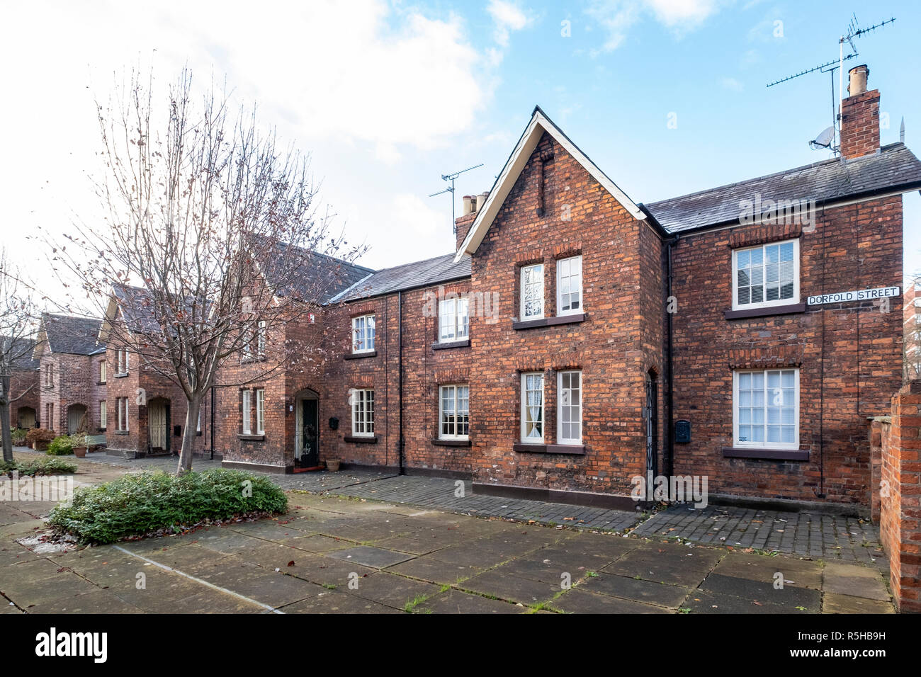 Dorfold Straße, eine Terrasse von zehn Bungalows entworfen von John Cunningham für die Grand Junction Railway in Crewe, Cheshire Vereinigtes Königreich Stockfoto