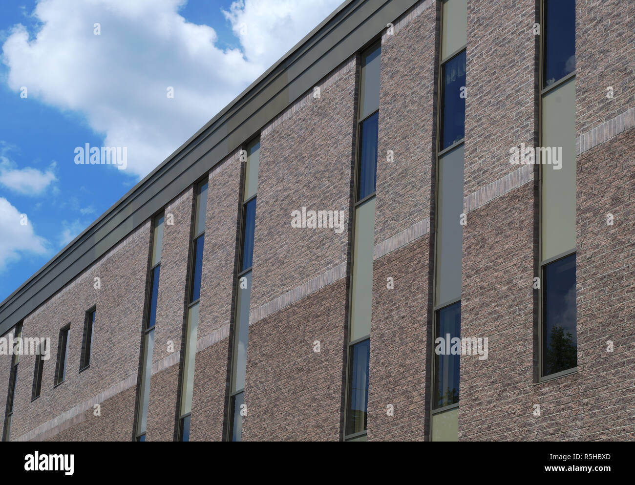 Graues Backsteingebäude Windows office Fassade Perspektive Innenstadt Stockfoto