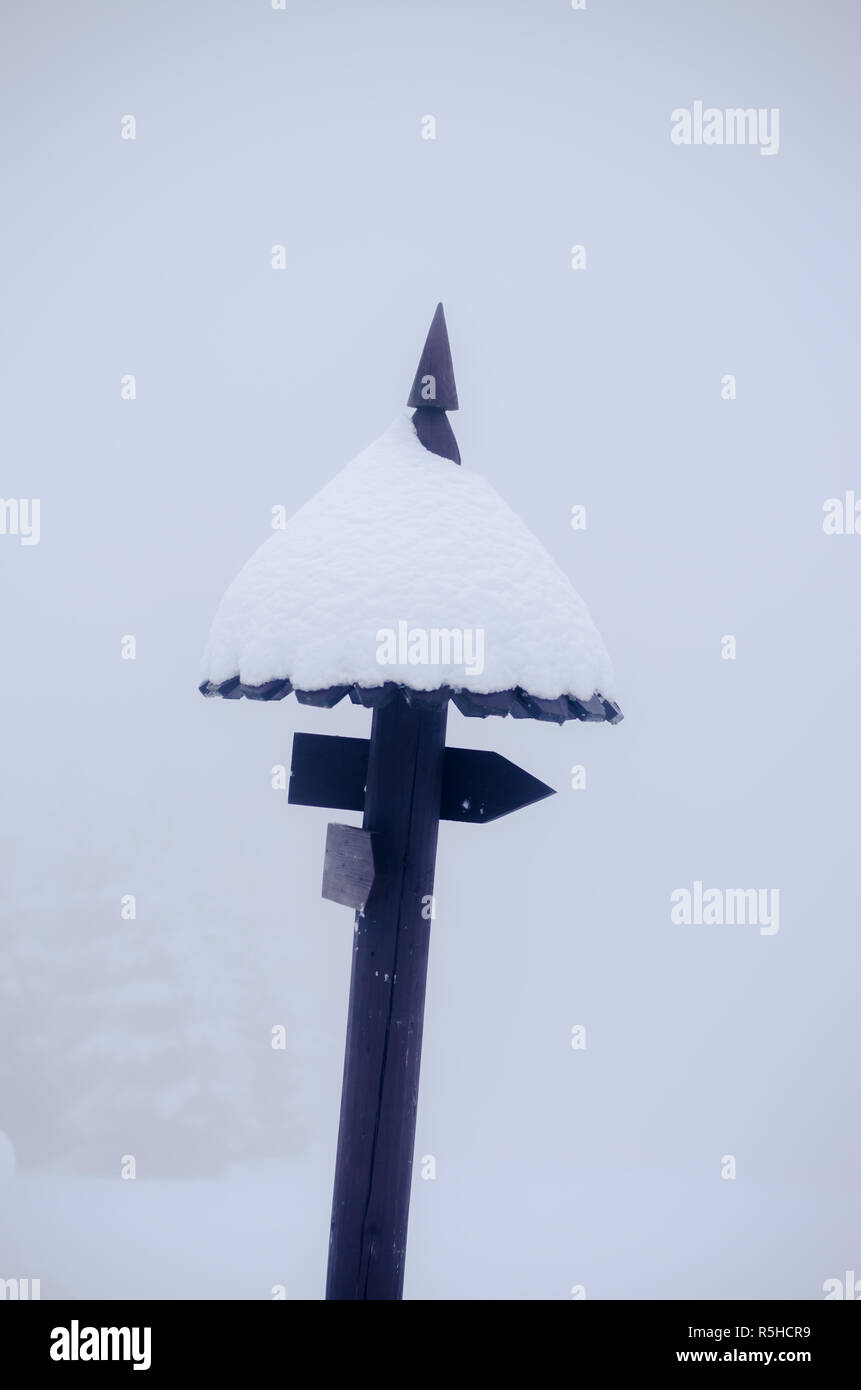 Touristische Zeichen von Schnee im Winter abgedeckt Stockfoto