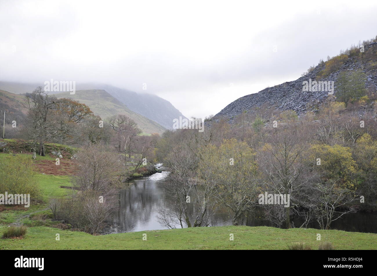 River Bank, Ogwen Ogwen in der Nähe von Snowdonia, Gwynedd, Wales, Großbritannien Stockfoto