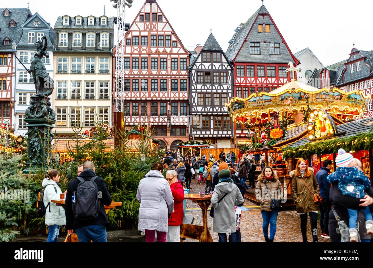 FRANKFURT AM MAIN, Deutschland - 30. NOVEMBER 2018: bunte Massen an der traditionellen (seit 1393) Weihnachtsmarkt im historischen Zentrum von Frankfurt Stockfoto