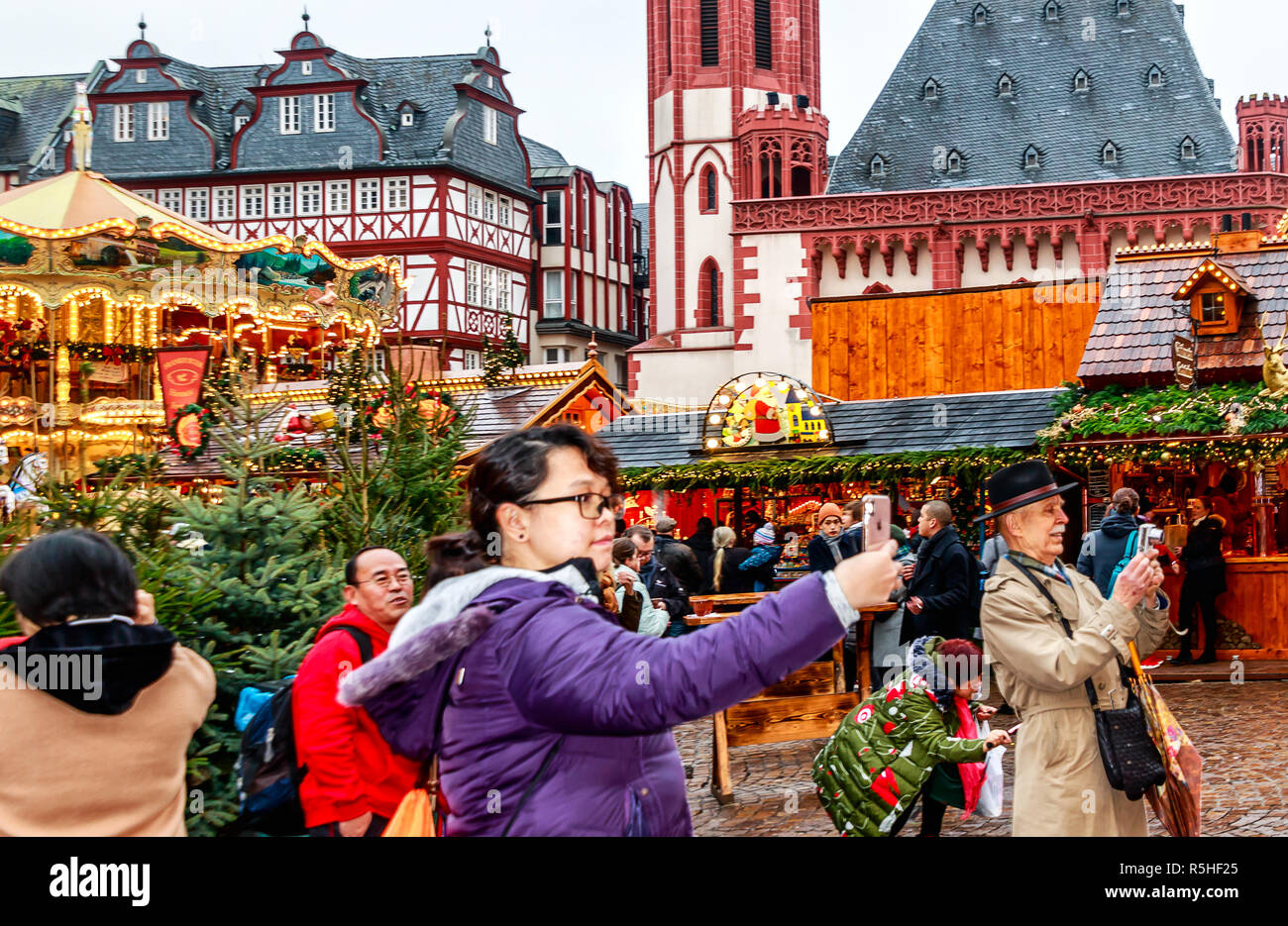 FRANKFURT AM MAIN, Deutschland - 30. NOVEMBER 2018: bunte Massen an der traditionellen (seit 1393) Weihnachtsmarkt im historischen Zentrum von Frankfurt Stockfoto