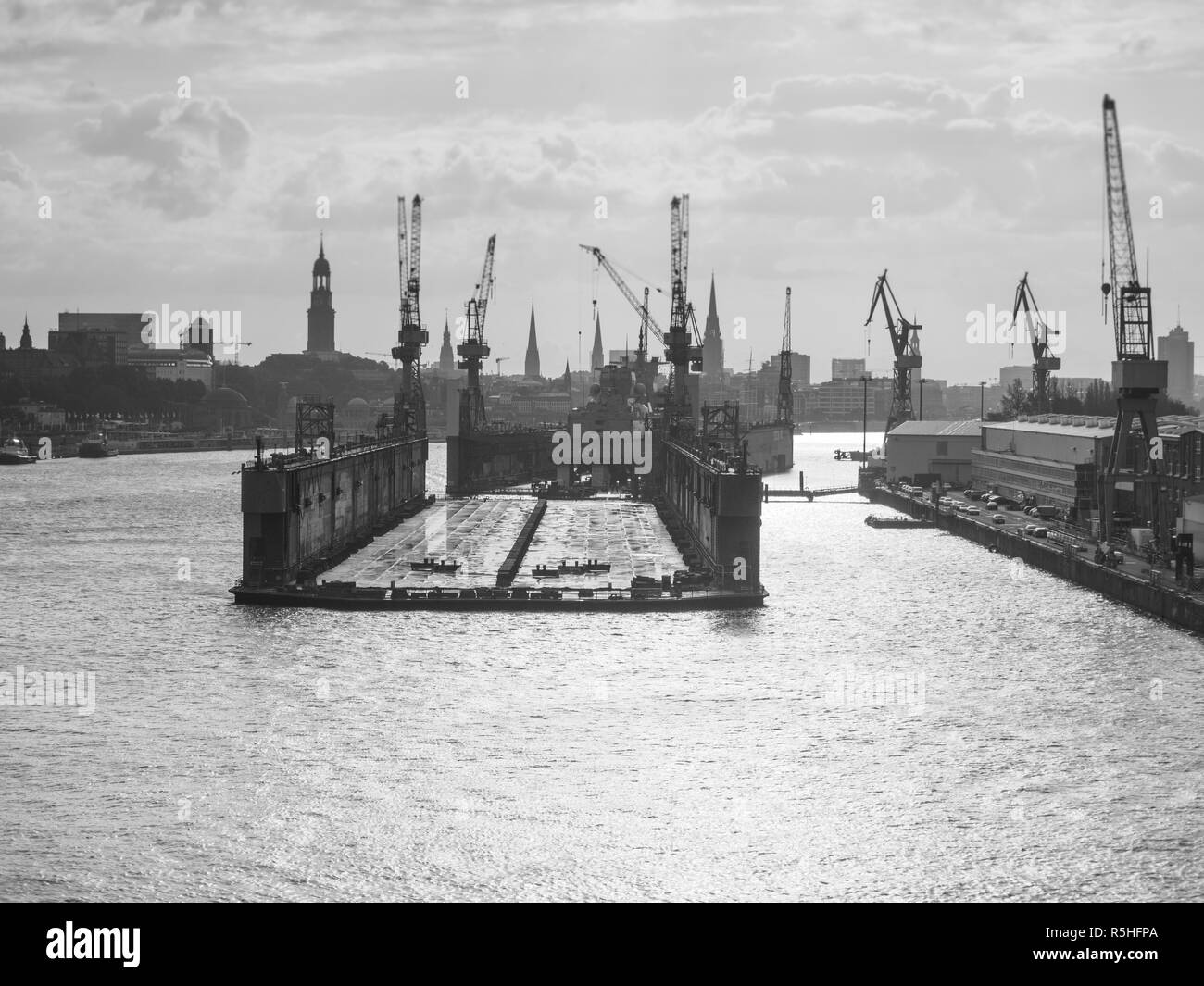 Der Hamburger Hafen in Schwarz und Weiß Stockfoto