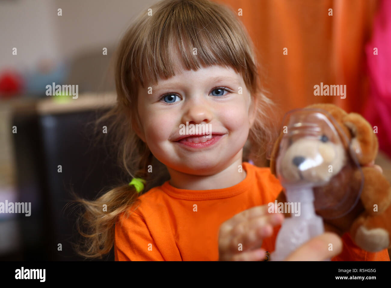 Glückliches Kind macht Inhalation zu Hause für Stockfoto