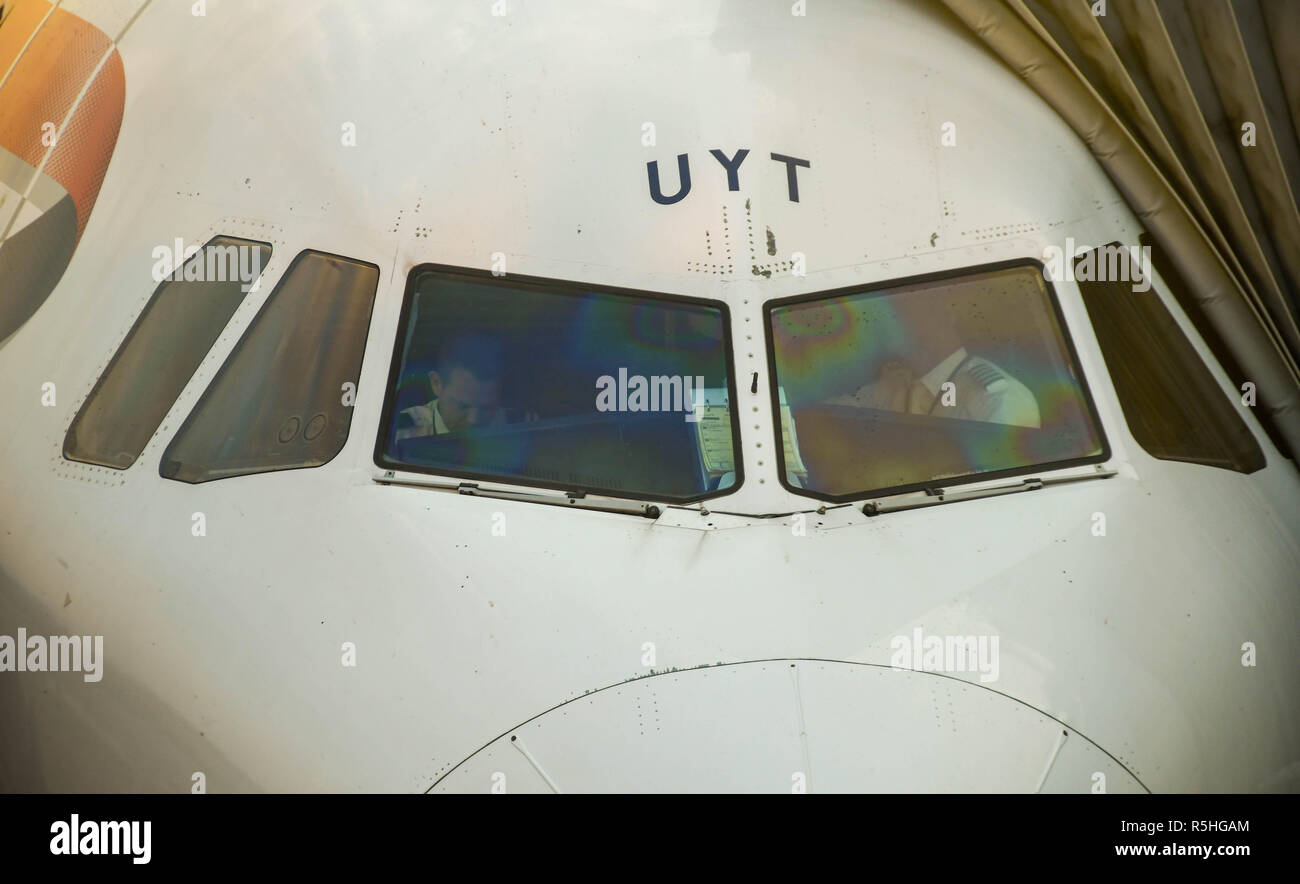 Nahaufnahme der Cockpitfenster ein fluggast Jet. zwei Piloten können auf dem Flugdeck gesehen werden. Stockfoto