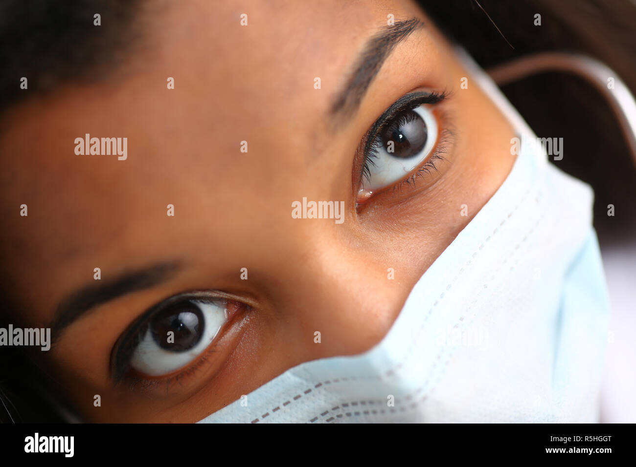 Schwarze weibliche Arzt in einer Maske Stockfoto