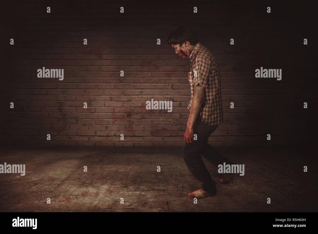 Aggressive creepy asiatischen Zombie man walking Stockfoto