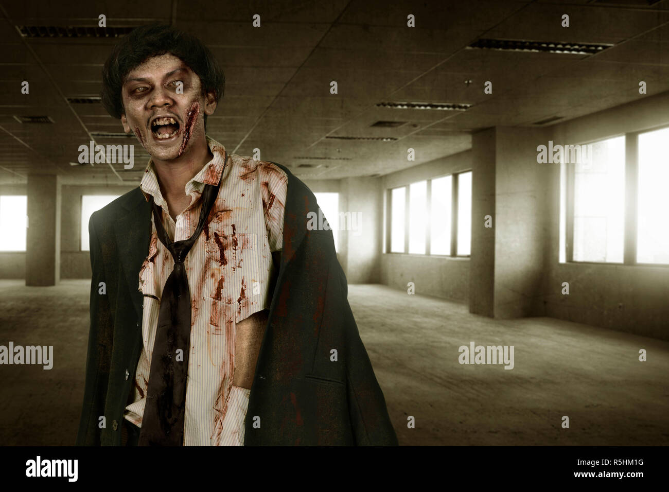 Creepy asiatischen Zombies Mann mit Blut Stockfoto
