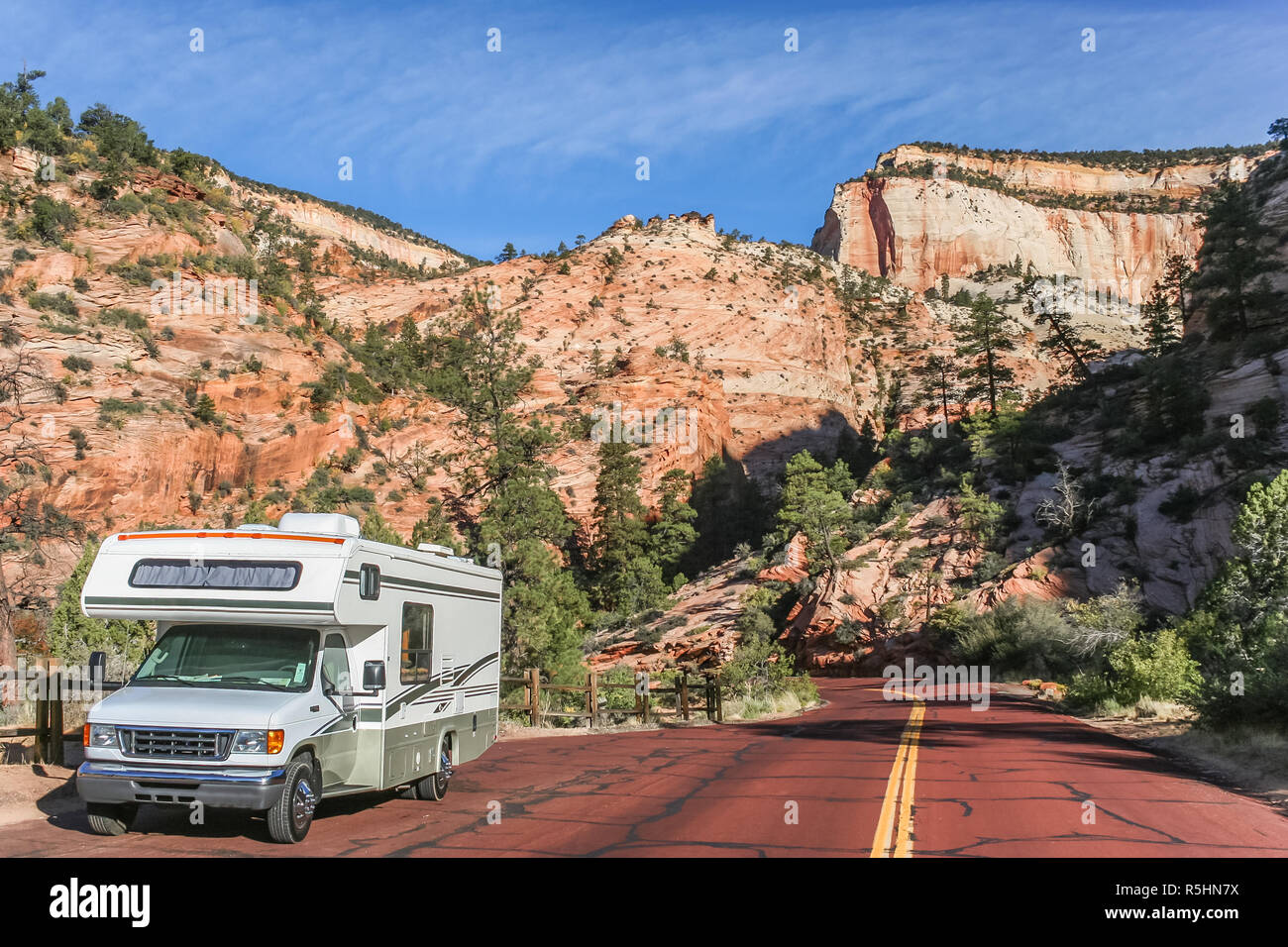 Wohnmobil auf einer Straße durch den Zion National Park, USA Stockfoto