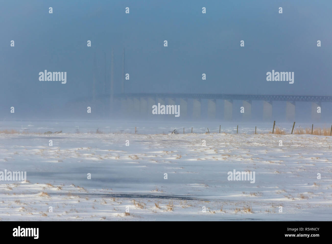 Schnee Sturm am Strand von Öresund zwischen Dänemark und Schweden mit der Øresund-Brücke im Hintergrund Stockfoto