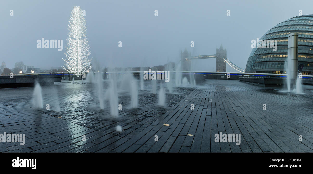 Der Panoramablick auf die Stadt Hall und die Tower Bridge im Nebel während der Weihnachtszeit in London. Stockfoto