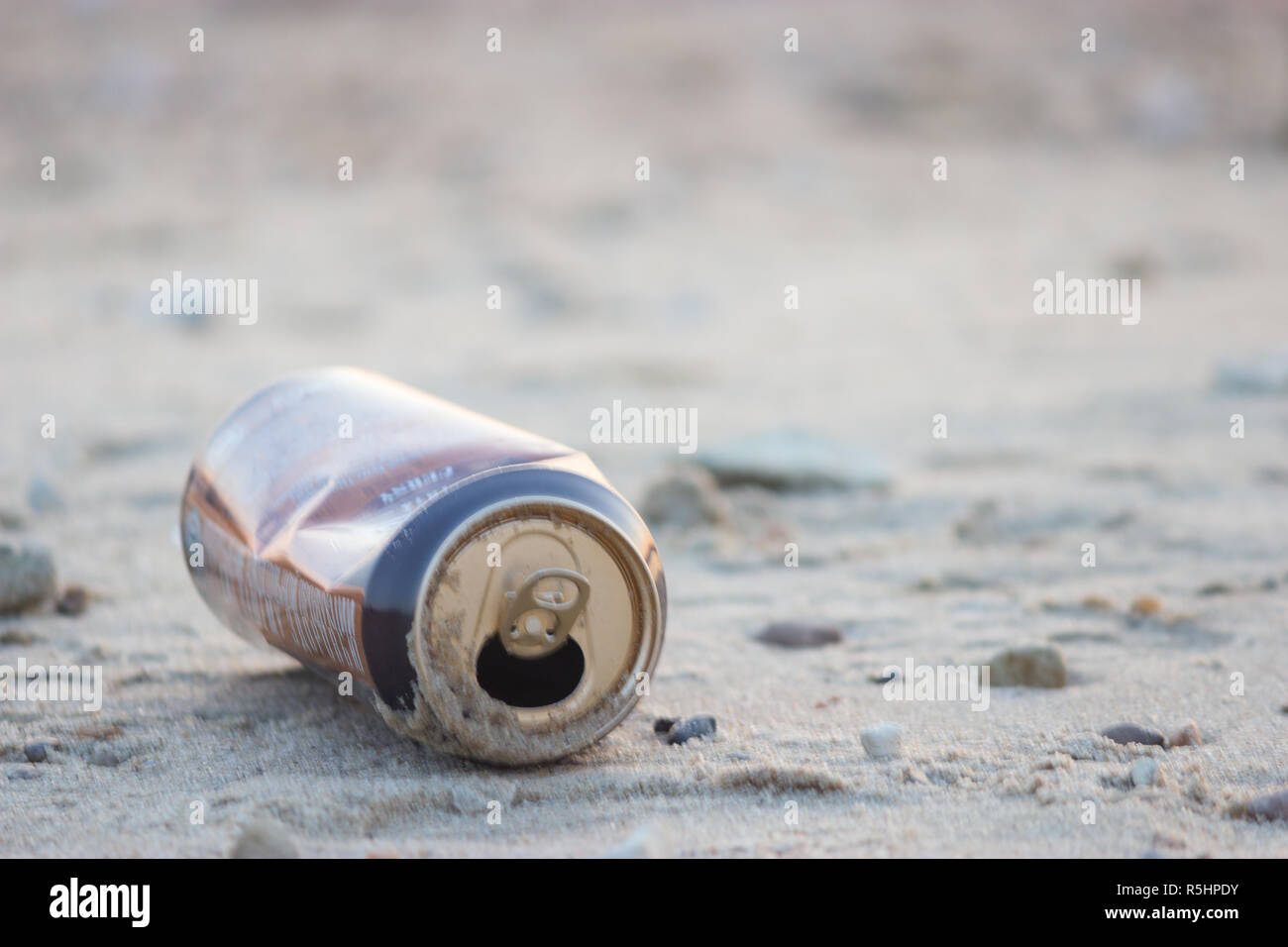Metall Müll auf natürliche Hintergrund. enviromnemtal Luftverschmutzung Wirkung Stockfoto