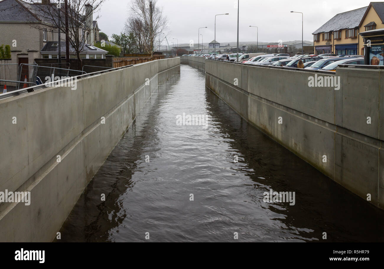 Hochwasserschutz Düker voller Wasser nach starkem Regen. skibbereen, West Cork, Irland Stockfoto