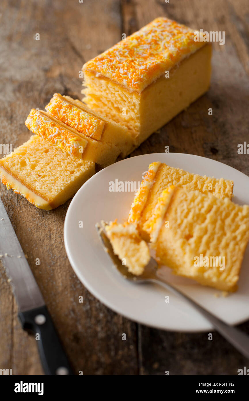 Scheiben von einem frischen Kuchen serviert auf einem Seitenplatte Stockfoto