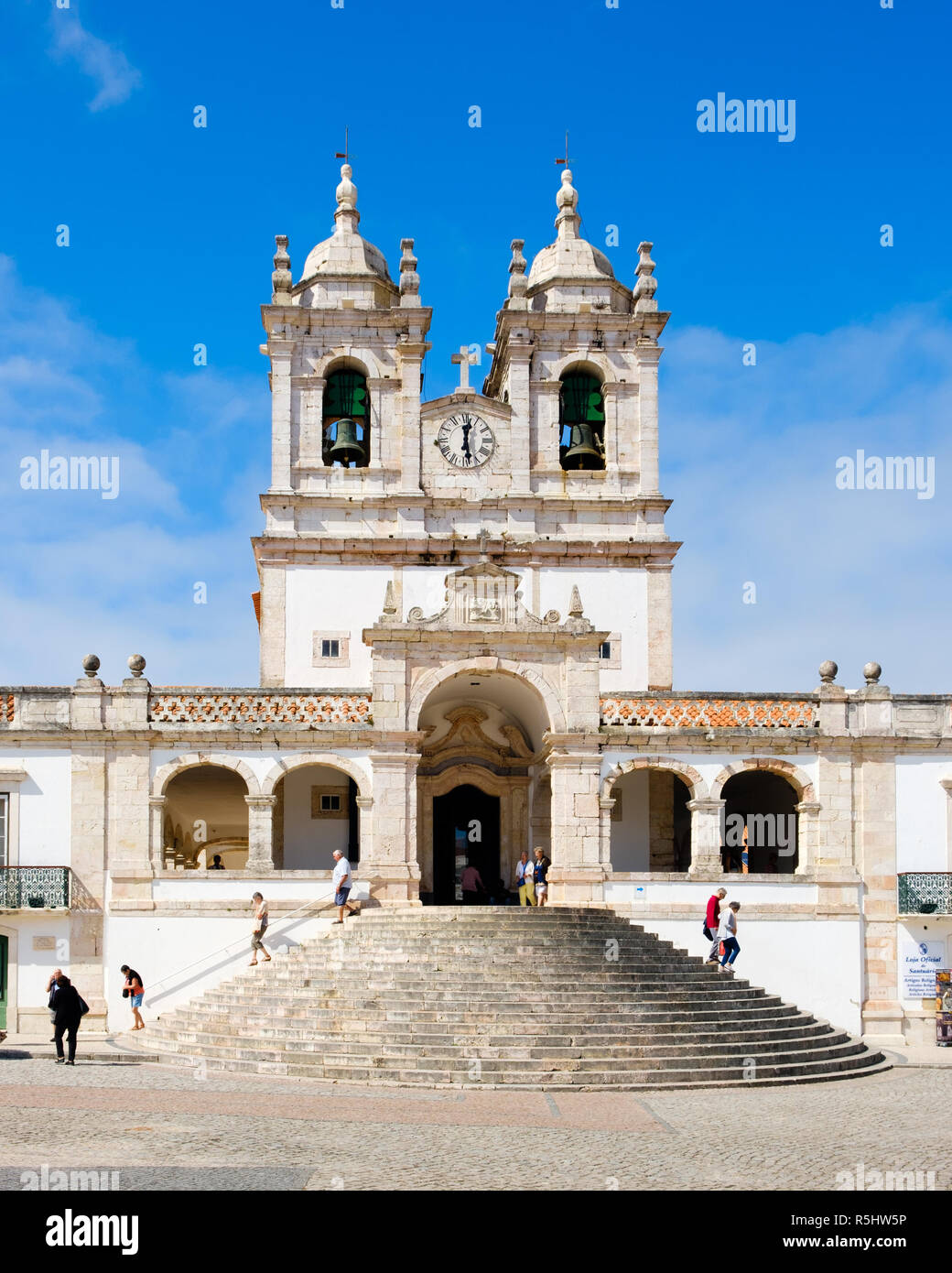 Nazare, Portugal - 20. September 2018: Square, wo Sie sehen können, das Heiligtum Unserer Lieben Frau von Nazareth, auch als die Kirche Unserer Lieben Frau von Stockfoto