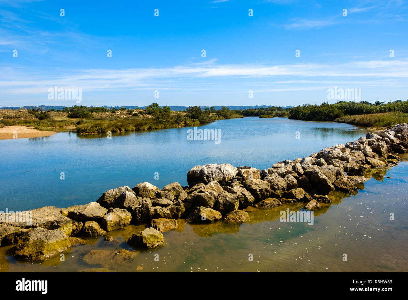 S. Martinho do Porto, Portugal, September 21, 2018: Eingang des Flusses Salir do Porto in der Bucht von S. Martinho do Porto, Portugal Alcobaca Stockfoto