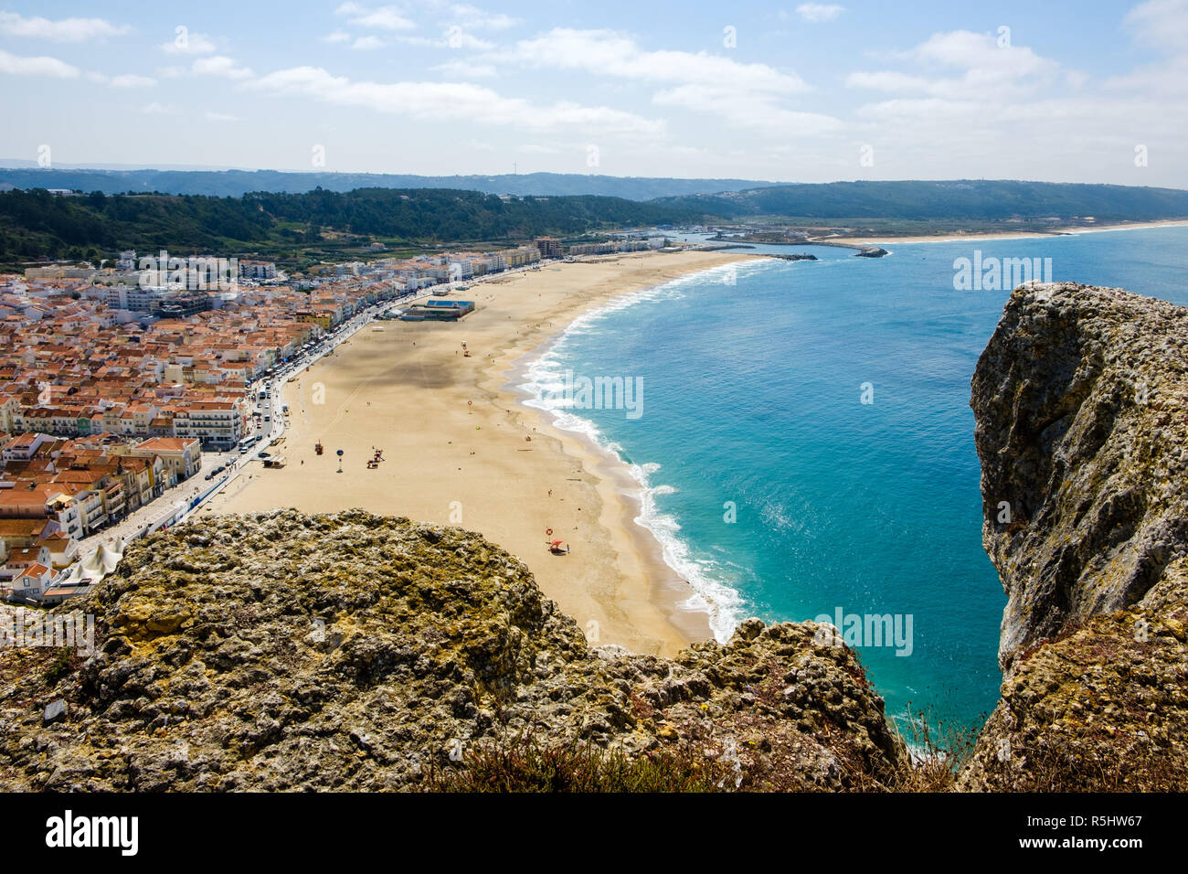 Nazare, Portugal - 20. September 2018: Von der Höhepunkt der Nazare können wir den Strand, das Meer und das Dorf Nazare, Portugal Stockfoto