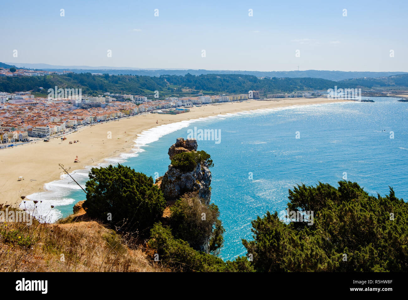 Nazare, Portugal - 20. September 2018: Von der Höhepunkt der Nazare können wir den Strand, das Meer und das Dorf Nazare, Portugal Stockfoto