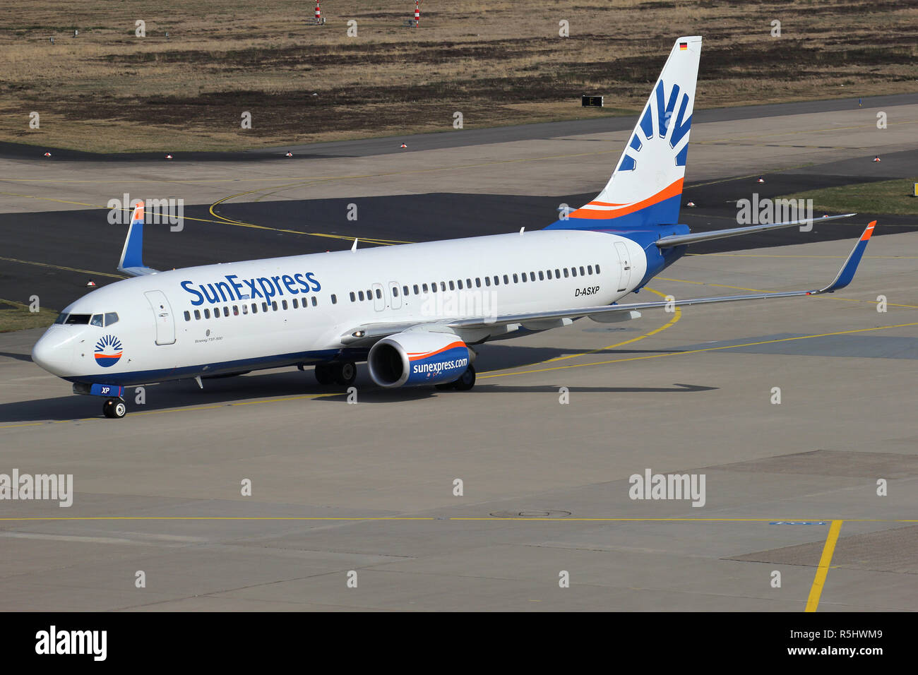 SunExpress Deutschland Boeing 737-800 mit der Kennung D-asxp Rollen zum Terminal. Stockfoto