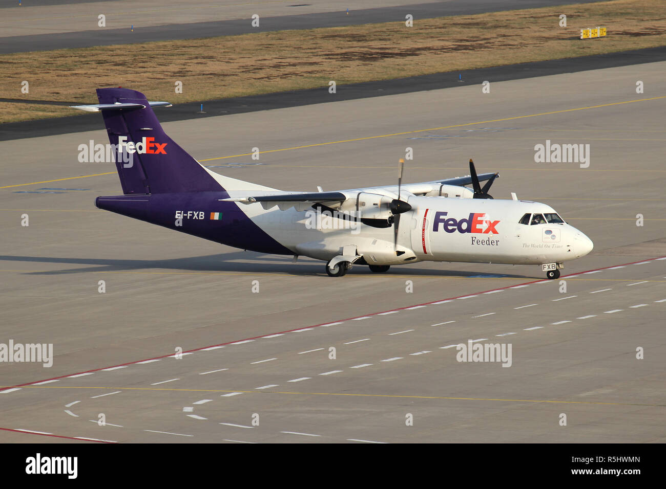 FedEx Feeder ATR 42F mit Registration EI-FXB auf der Rampe des Flughafens Köln Bonn. Stockfoto