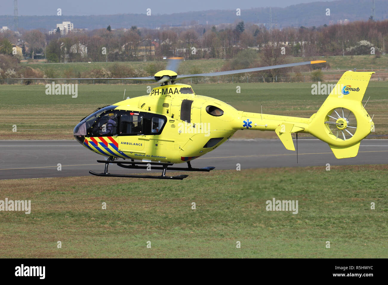 ANWB Medizinische Luft Hilfe Eurocopter EC-135 T2+ mit Registrierung PH-MAA Abfahrt nach der Wartung in Bonn Hangelar Flughafen. Stockfoto