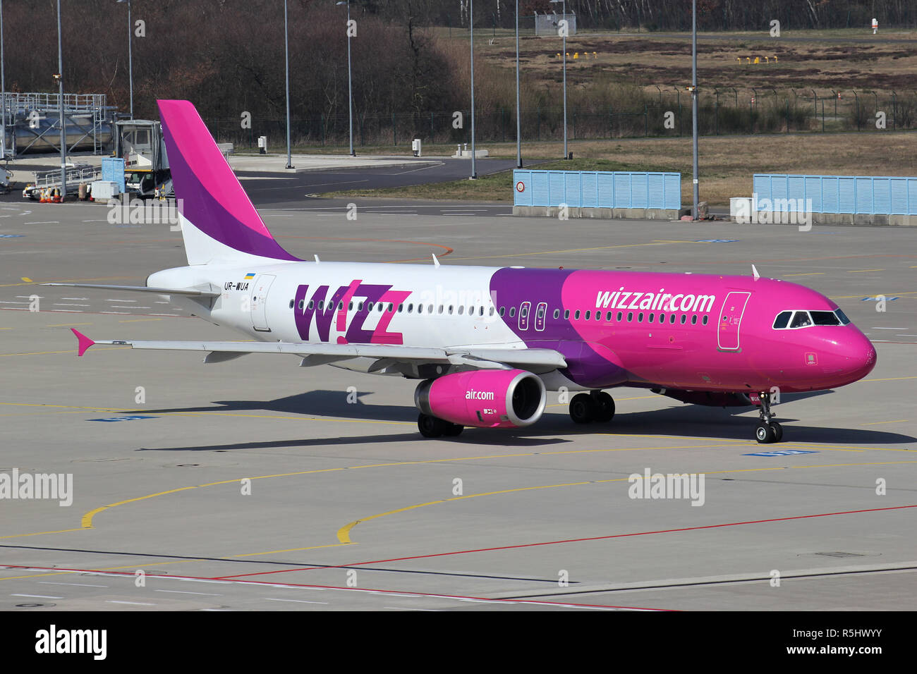 Wizz Air Ukraine Airbus A3 0 Mit Der Registrierung Ur Wua Rollen Zur Startbahn 14l Stockfotografie Alamy