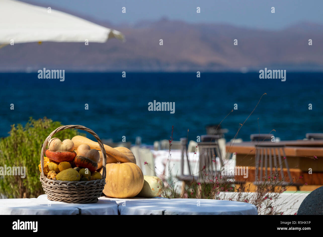 Tabellen und Essen in einem Restaurant am Meer an einem sonnigen Tag auf der Insel Kos, Griechenland Stockfoto