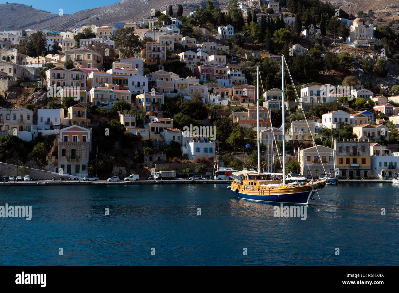 Luxus vintage Segelboot in der Blauen Lagune bei Insel Symi, Griechenland verankert, auf einem hellen, sonnigen Tag. Stockfoto