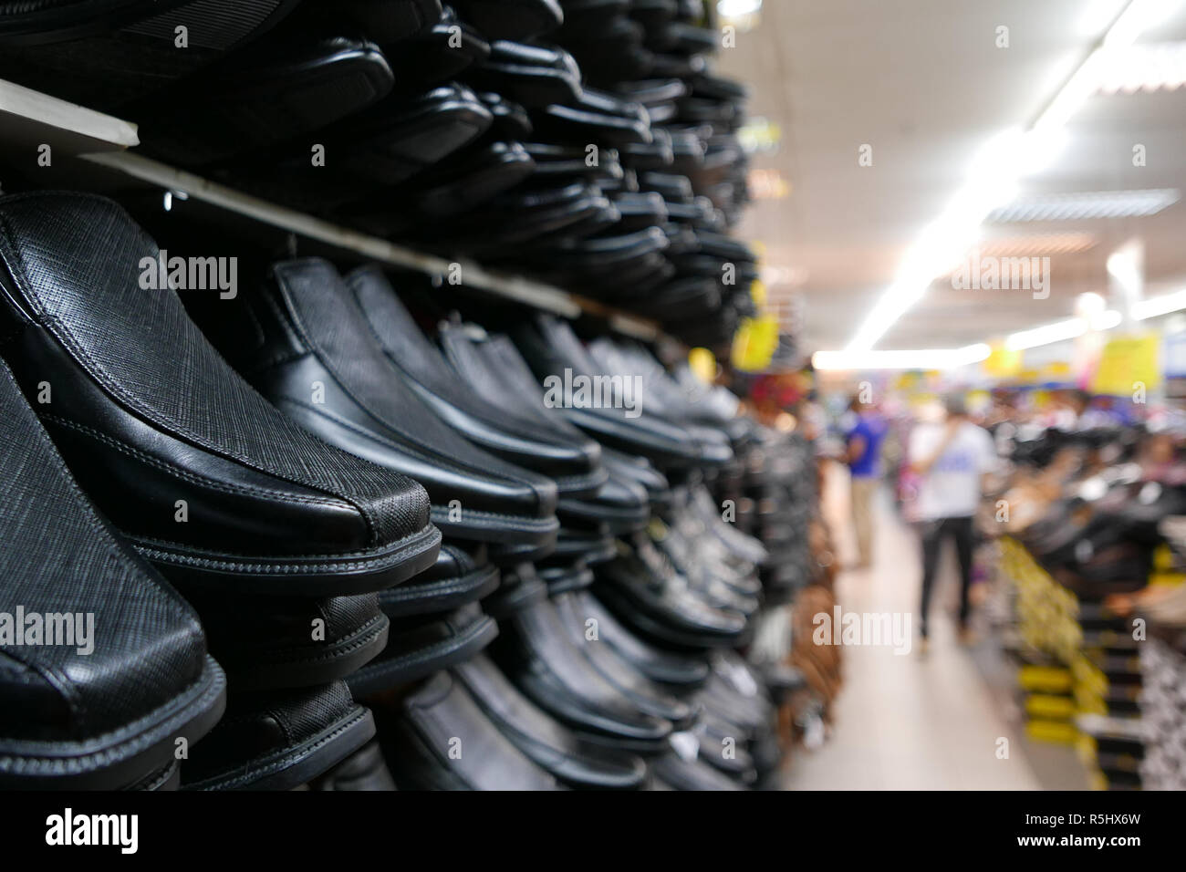 Sammlung von preiswert Elegante Schuhe in der Super Store. Close Up. Stockfoto