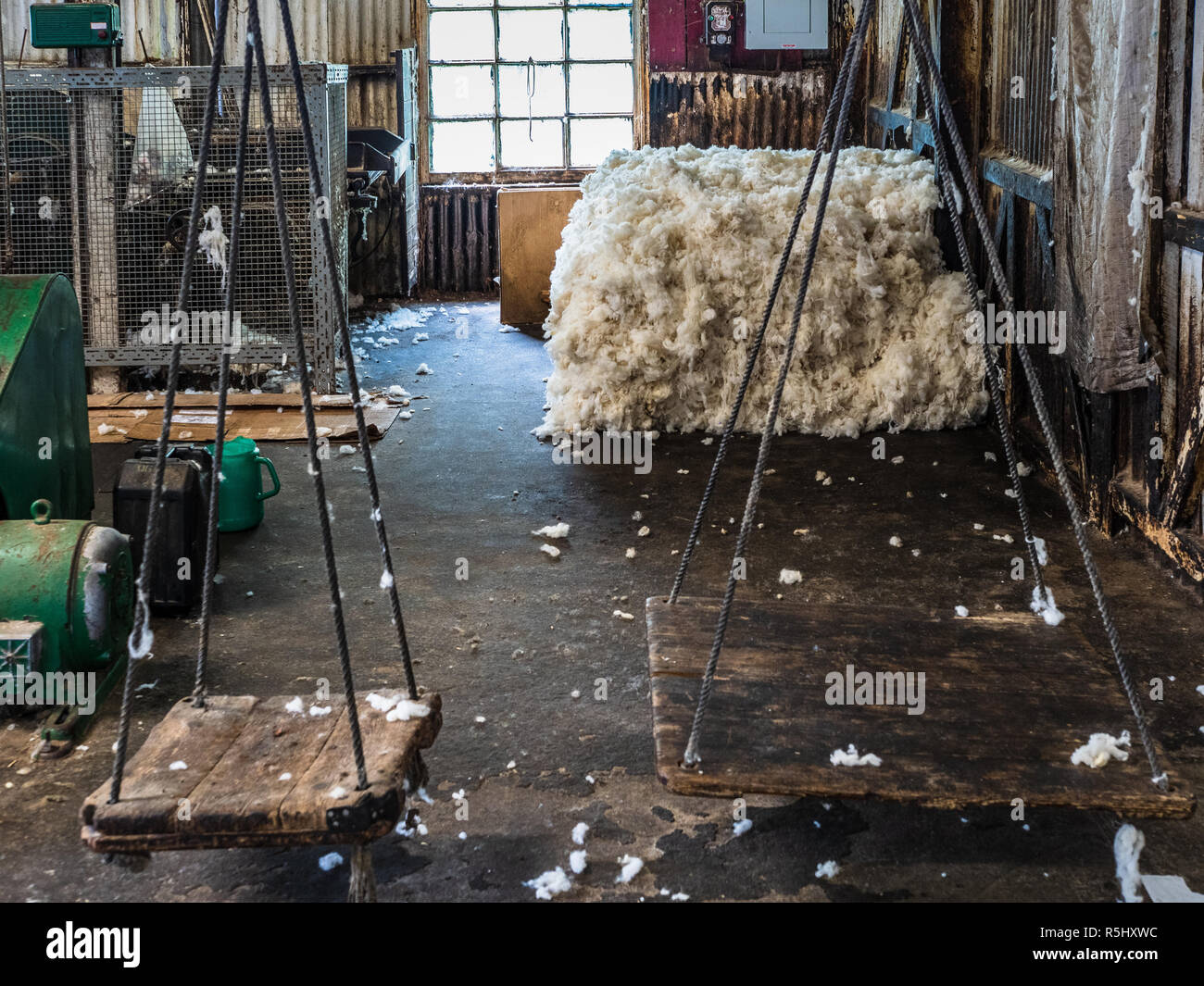 Wolle Wolle Ballen Waagen - Waagen wiegen an der Trefriw Woolen Mills in Trefriw North Wales Wiegen Stockfoto