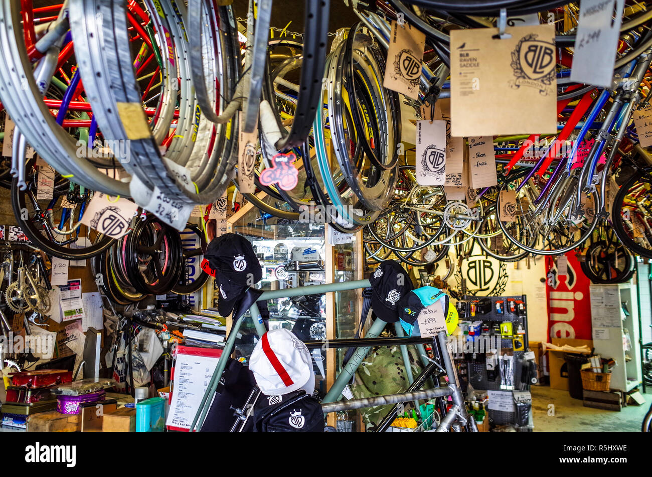 Brick Lane Bikes Shop London - das überfüllte Innere des Brick Lane Bikes Store im Londoner Stadtteil Shoreditch Stockfoto