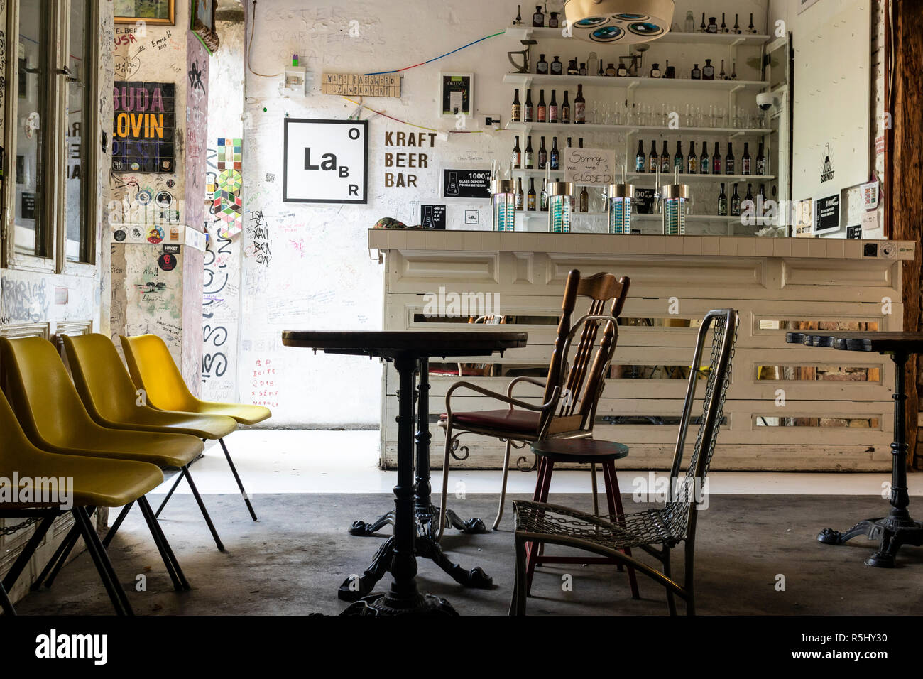 BUDAPEST, Ungarn - 12. August 2018: Iinteriors der Szimpla Kert ruine Pub bei Tageslicht, keine Gönner. Stockfoto