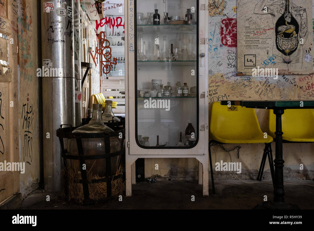 BUDAPEST, Ungarn - 12. August 2018: Pub Interieur mit zerfetzten vintage Möbeln im Szimpla Kert pub ruinieren. Gelbe Stühle, Apotheke. Stockfoto