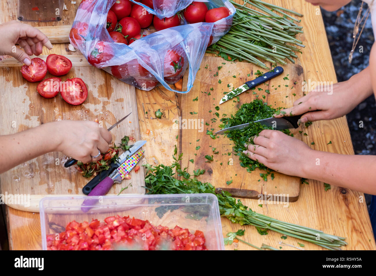 BUDAPEST, Ungarn - Juli 2018 - Drei Frauen Gemüse Hacken und für das Kochen im Szimpla Kert Pub und Farmers Market Ruine vorbereiten. Stockfoto